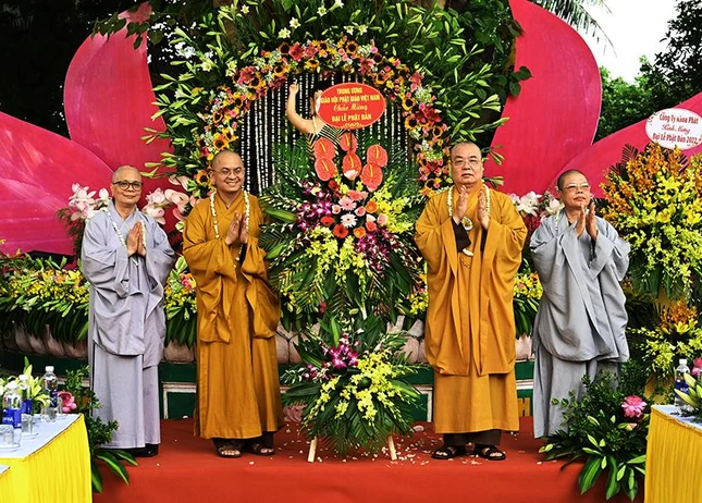 Trung ương GHPGVN tặng hoa chúc mừng