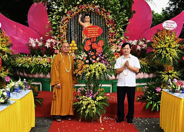 Ủy ban MTTQVN TP.Hà Nội tặng hoa chúc mừng Đại lễ Phật đản Phật lịch 2566