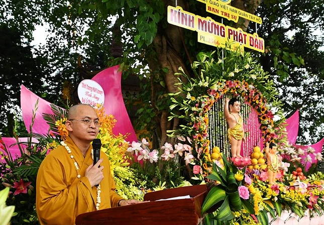 Đại đức Thích Nguyên Chính tuyên đọc Diễn văn Phật đản Phật lịch 2566 của Hòa thượng Chủ tịch Hội đồng Trị sự GHPGVN