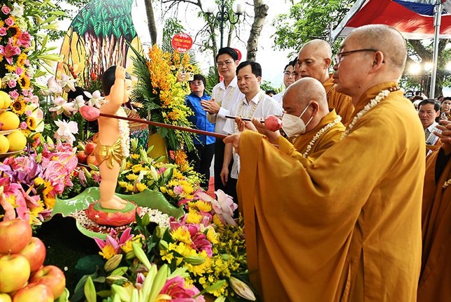 Thành kính cử hành nghi thức Tắm Phật