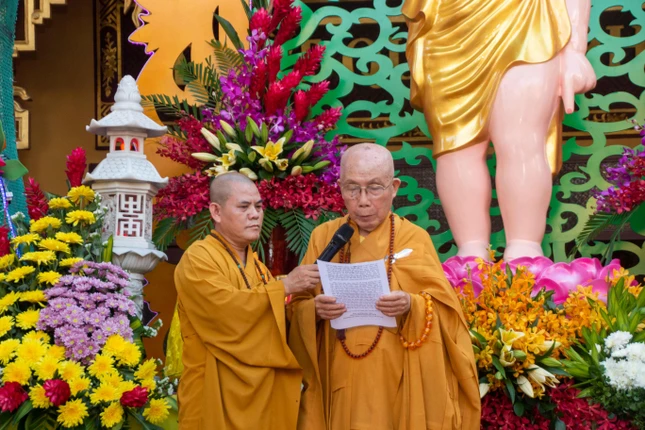 Hòa thượng Thích Tịnh Hạnh tuyên đọc Thông điệp Phật đản Phật lịch 2566 của Đức Quyền Pháp chủ GHPGVN