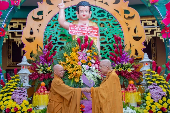 Ban Thường trực Ban Trị sự GHPGVN TP.HCM tặng hoa chúc mừng