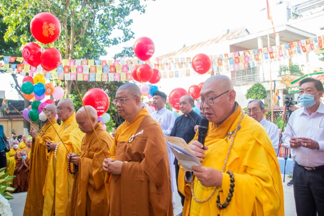 Chư tôn đức, đại biểu niêm hương bạch Phật