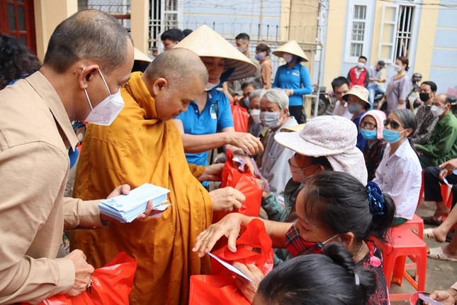 Thượng tọa Thích Giác Hoàng tận tay trao quà đến bà con