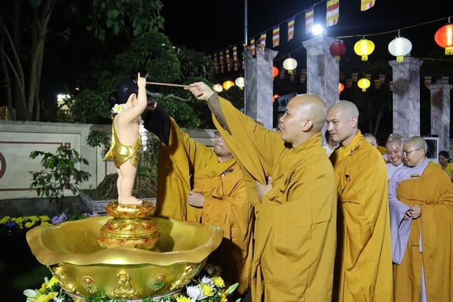 Cử hành nghi thức Tắm Phật truyền thống