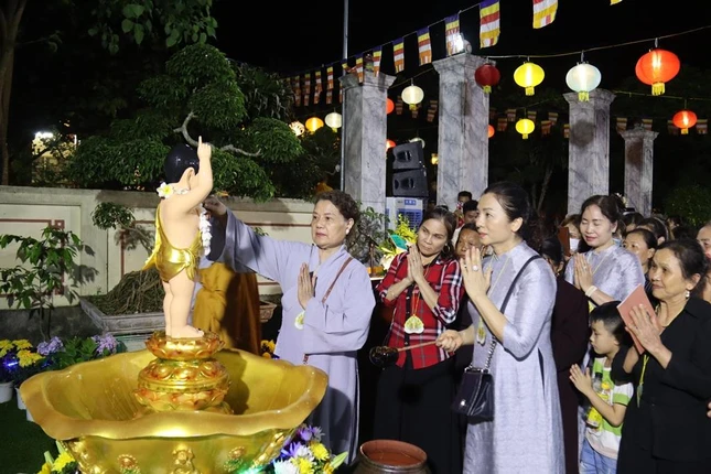 Phật tử thành kính Tắm Phật Phật tử thành kính Tắm Phật