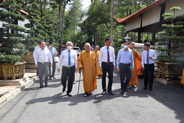 Hòa thượng Thích Nhật Quang và chư Tăng hướng dẫn đoàn lên chánh điện đảnh lễ Tam bảo
