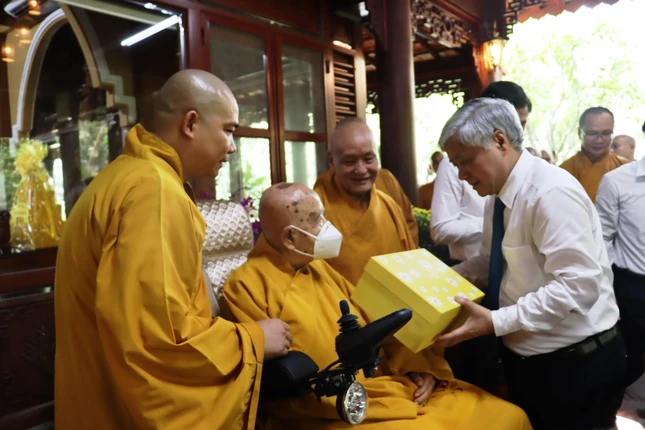 Ông Đỗ Văn Chiến trao tặng quà đến Trưởng lão Hòa thượng Thích Thanh Từ Ông Đỗ Văn Chiến trao tặng quà đến Trưởng lão Hòa thượng Thích Thanh Từ