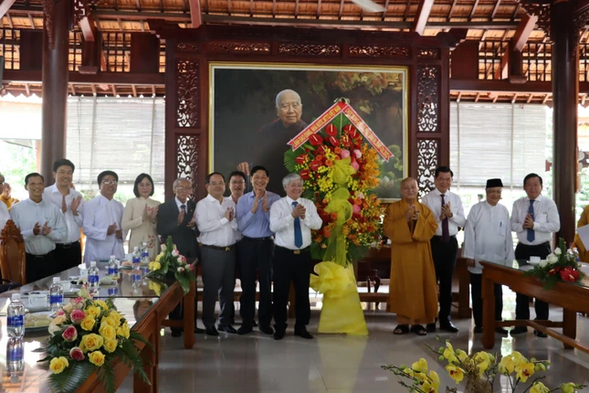 Đoàn lãnh đạo Trung ương Đảng, Nhà nước tặng hoa chúc mừng Đại lễ Phật đản Phật lịch 2566 Đoàn lãnh đạo Trung ương Đảng, Nhà nước tặng hoa chúc mừng Đại lễ Phật đản Phật lịch 2566