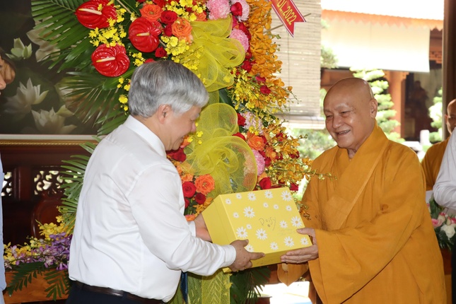 Hòa thượng Thích Nhật Quang đón nhận quà mừng Phật đản của đoàn lãnh đạo Trung ương Đảng, Nhà nước