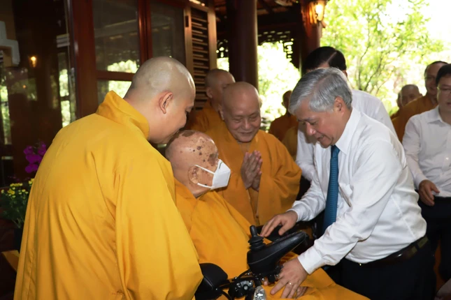 Ông Đỗ Văn Chiến vấn an sức khỏe Trưởng lão Hòa thượng Thích Thanh Từ Ông Đỗ Văn Chiến vấn an sức khỏe Trưởng lão Hòa thượng Thích Thanh Từ