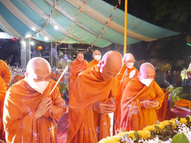 Chư tôn đức dâng hương đảnh lễ Tam bảo