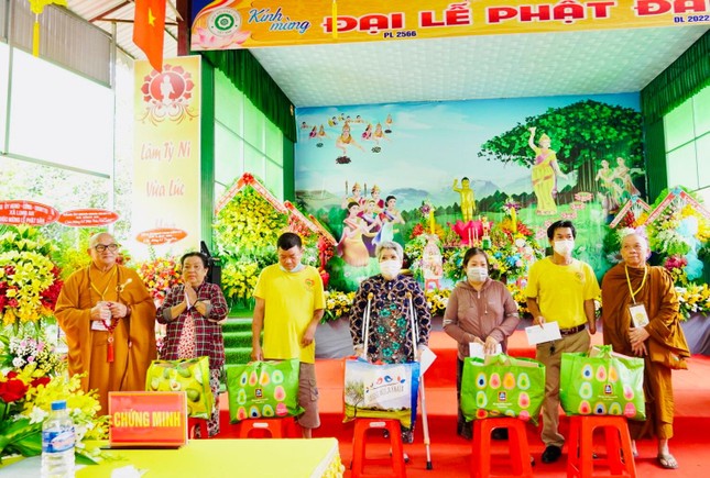 Tặng quà đến các hộ dân khó khăn, người khuyết tật trong huyện Long Thành