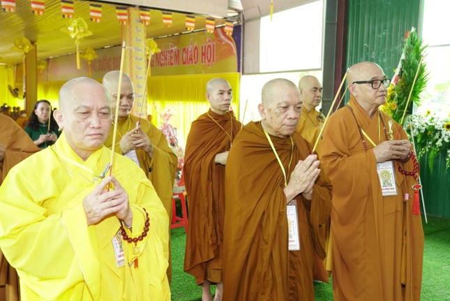 Niêm hương bạch Phật