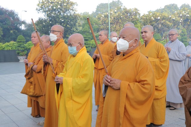 Chư tôn đức Tăng Ni dâng hương tưởng niệm các anh hùng liệt sĩ