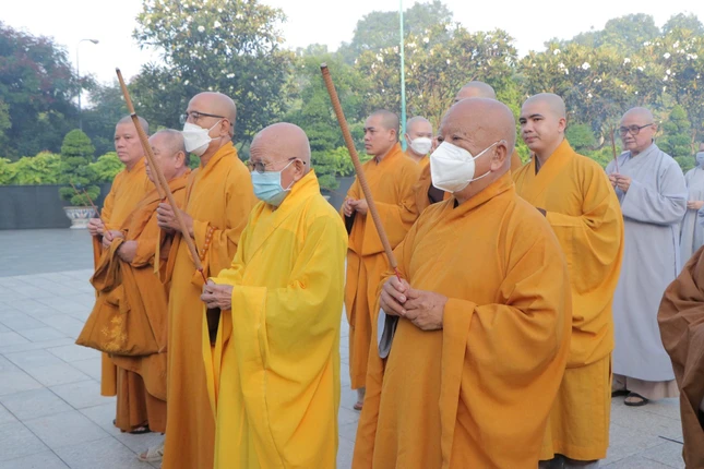 Chư tôn đức Tăng Ni dâng hương tưởng niệm các anh hùng liệt sĩ