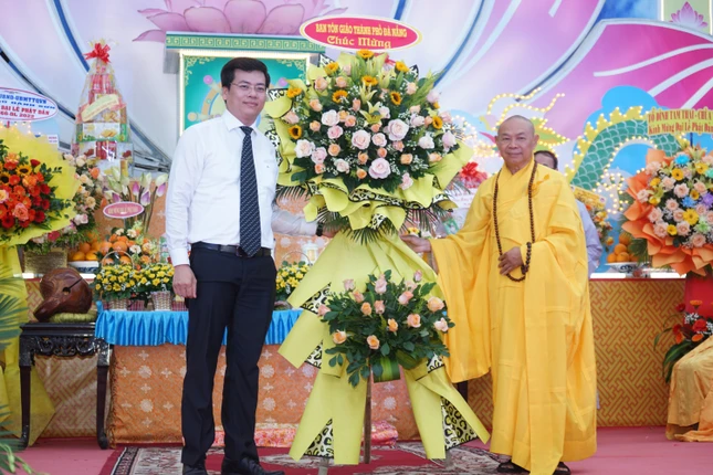 Ban Tôn giáo TP.Đà Nẵng tặng hoa chúc mừng