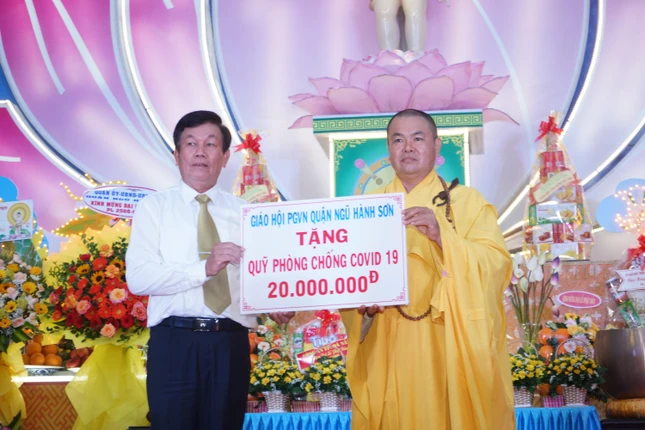 Thượng tọa Thích Pháp Châu trao bảng tượng trưng số tiền 20 triệu đồng đến Quỹ phòng chống đại dịch Covid-19