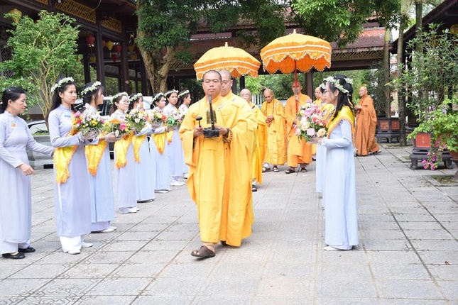 Cung nghinh chư tôn đức quang lâm lễ đài