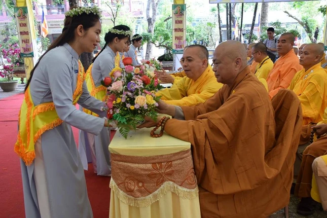 Các em Gia đình Phật tử dâng hoa cúng dường