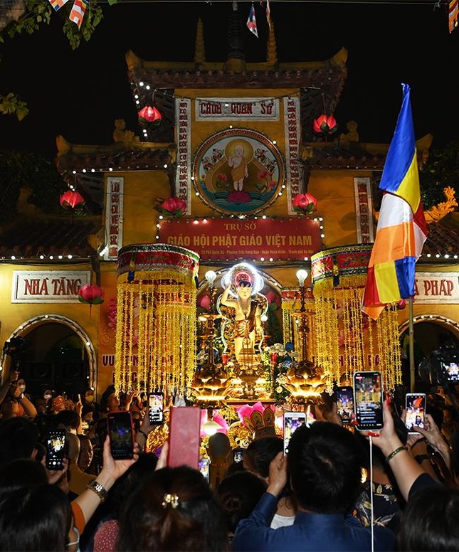 Đoàn rước xá-lợi Phật về đến chùa Quán Sứ