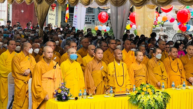 Chư tôn đức Tăng tham dự buổi lễ