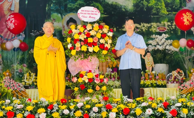 Ban Chỉ đạo công tác Tôn giáo tỉnh Vĩnh Phúc trao tặng lẵng hoa tươi thắm