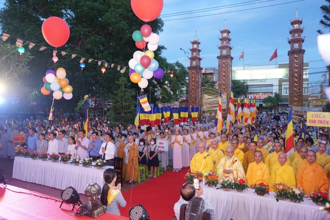 Chư tôn đức Tăng Ni, đại biểu chính quyền, Phật tử tham dự lễ