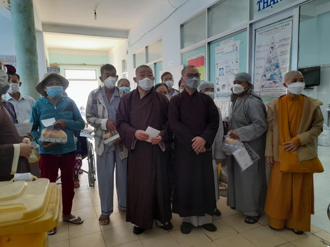 Tặng quà đến các bệnh nhân ở Bệnh viện Lagi