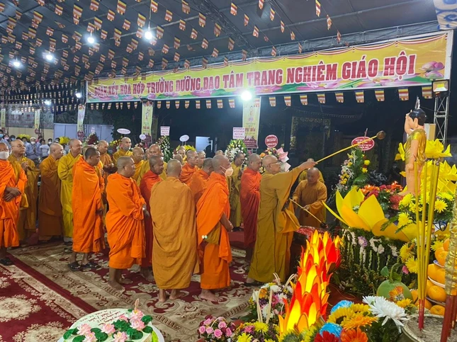 Thành kính thực hiện nghi thức Tắm Phật