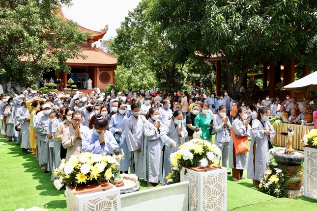 Các Phật tử lần lượt Tắm Phật Các Phật tử lần lượt Tắm Phật