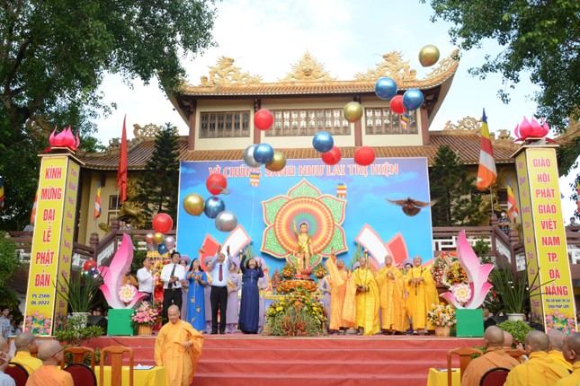 Chư tôn đức cùng đại biểu chính quyền thả bong bóng gửi thông điệp hòa bình