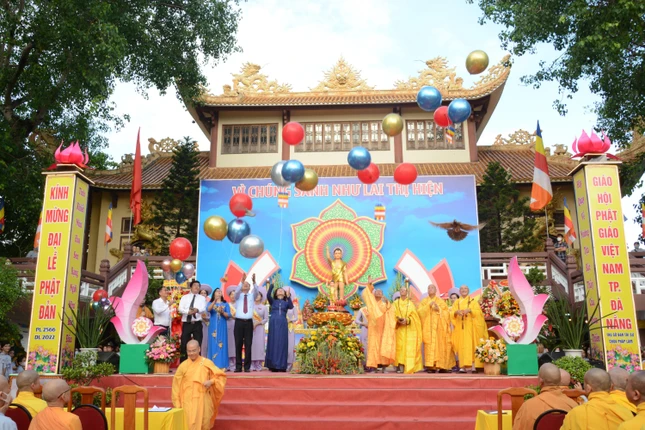 Chư tôn đức cùng đại biểu chính quyền thả bong bóng gửi thông điệp hòa bình