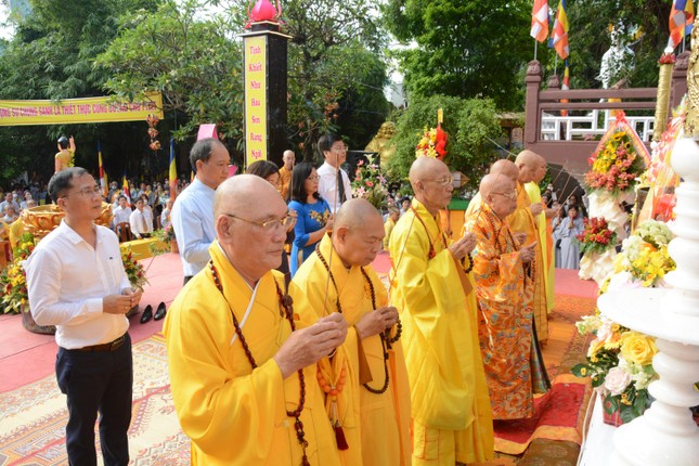 Niêm hương bạch Phật