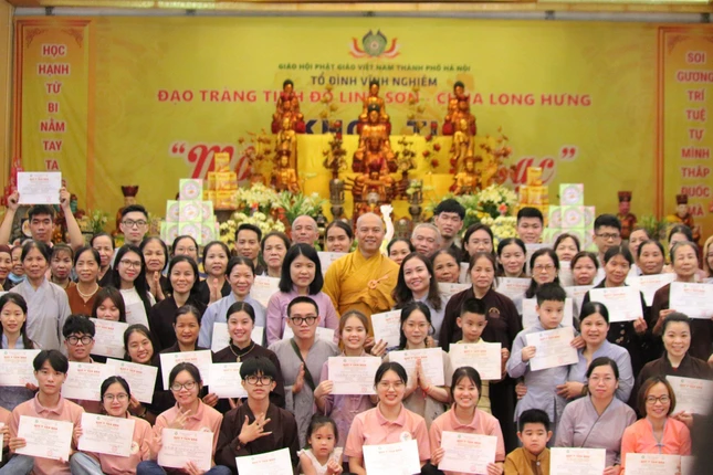 Các Phật tử quy y Tam bảo tại chùa Long Hưng nhân Đại lễ Phật đản