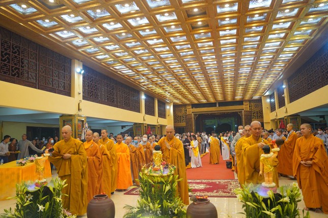 Chư Tăng cử hành nghi thức Tắm Phật