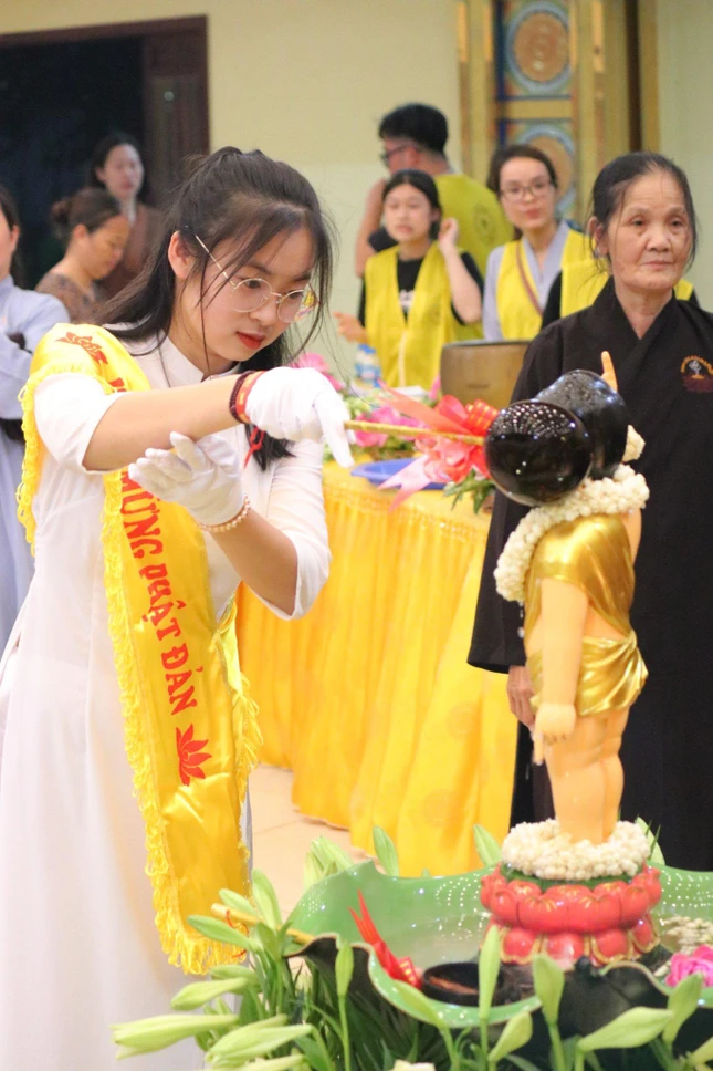 Thành kính Tắm Phật