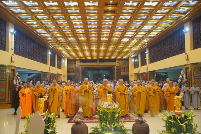 Đại chúng tụng kinh Khánh đản