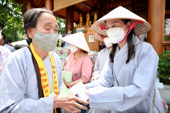 Trao quà đến người khiếm thị Trao quà đến người khiếm thị