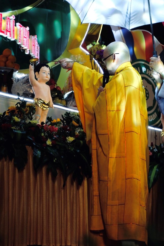 Thượng tọa Thích Hạnh Tấn, trụ trì chùa Phổ Quang cử hành nghi thức Mộc dục