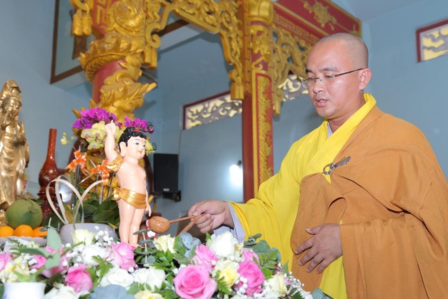 Thành kính Tắm Phật