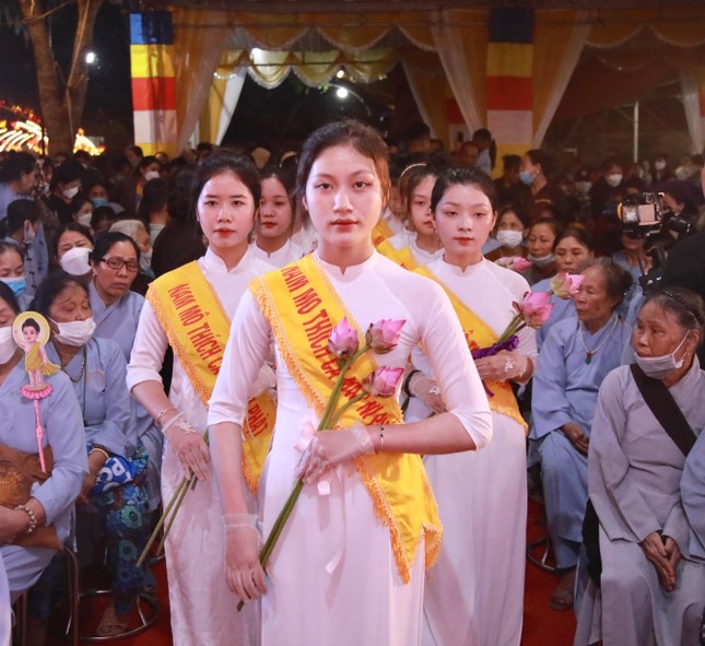 Thành kính dâng hoa