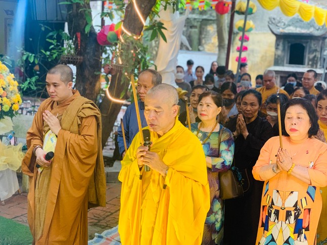 Dâng hương cúng dường