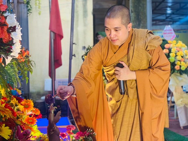 Thành kính Tắm Phật