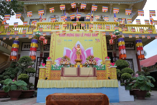 Lễ đài Phật đản ở chùa Chánh Thiên