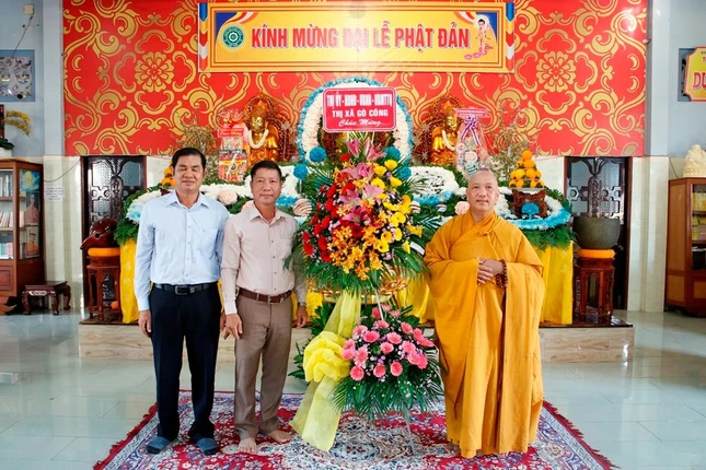 Lãnh đạo thị xã tặng hoa chúc mừng