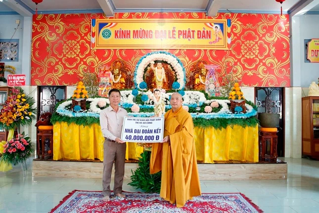 Trao bảng tượng trưng số tiền 40 triệu đồng xây nhà Đại đoàn kết