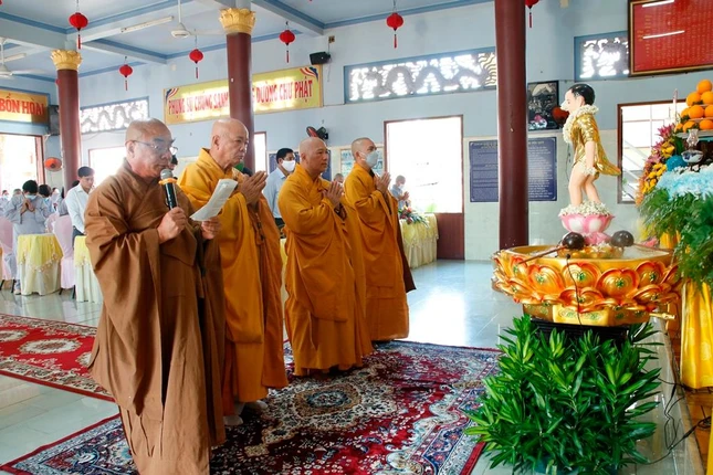 Chư tôn đức cử hành lễ Khánh đản