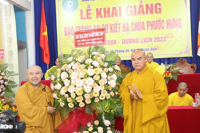 Thượng tọa Thích Tĩnh Triệt thay mặt Ban Trị sự Phật giáo tỉnh Đồng Tháp tặng hoa chúc mừng đạo tràng an cư kiết hạ chùa Phước Hưng