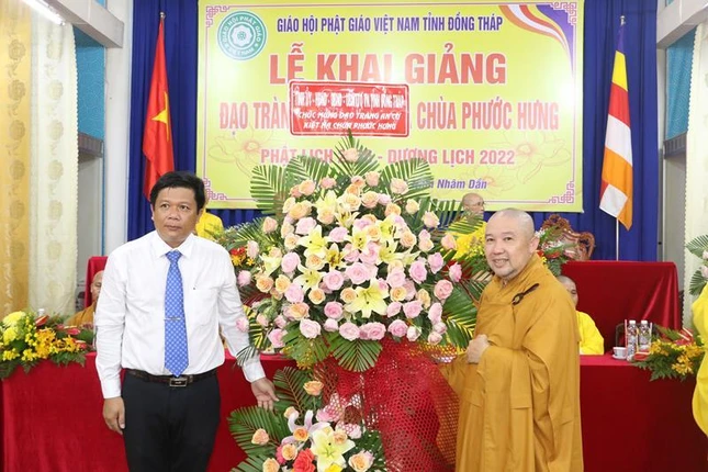 Lãnh đạo tỉnh Đồng Tháp tặng hoa chúc mừng